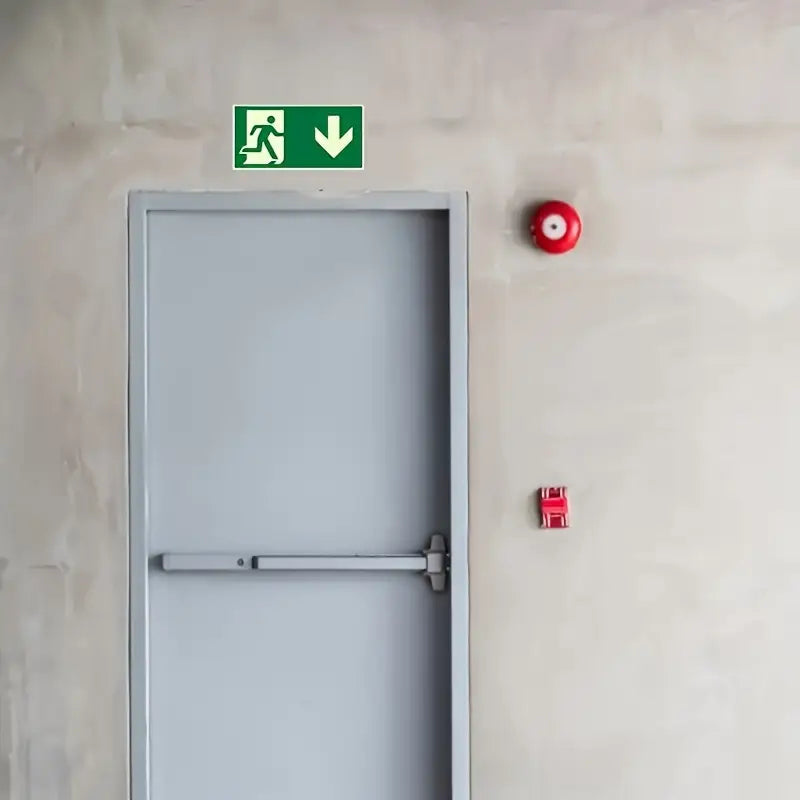 Porte de Sortie de Secours avec Barre Anti-Panique et Signalisation – Sécurité au Travail et Évacuation d’Urgence
