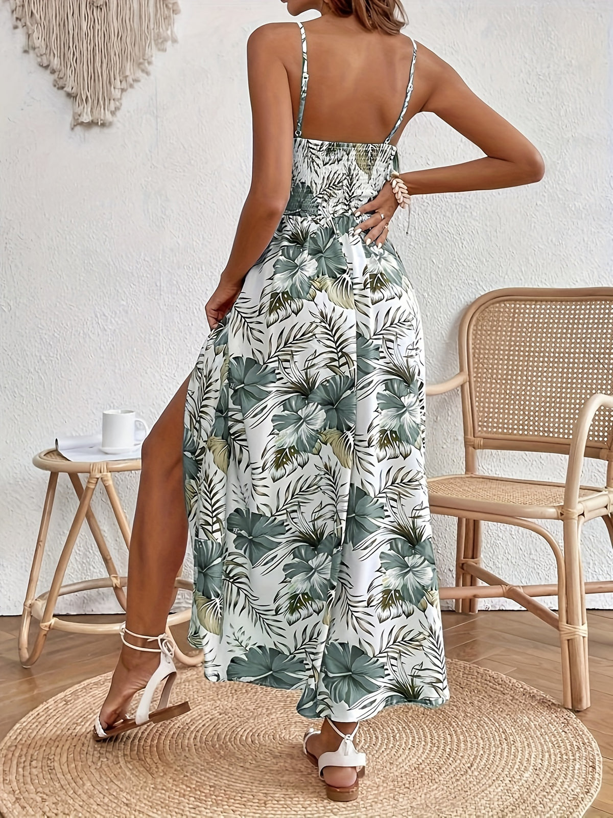 Robe Fleurie à Bretelles Fines Fendue & Élégante