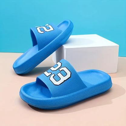 Sandales et pantoufles garçon – Claquettes noires sport avec imprimé chiffre 23 tendance et confortable