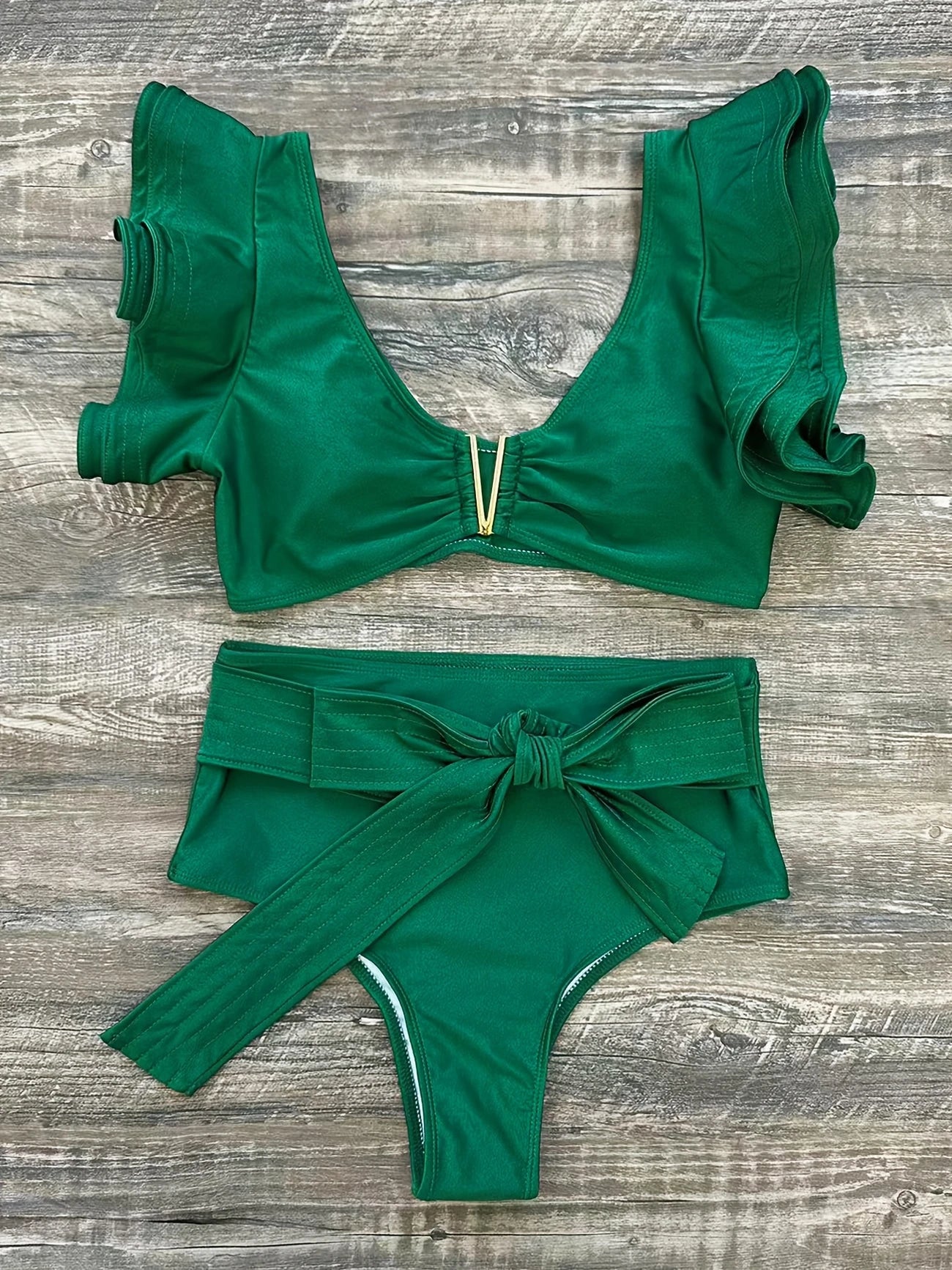 Bikini à volants – Haut élégant avec décolleté doré et culotte nouée avec grand nœud