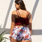 Maillot de bain deux pièces avec short fleuri et haut volanté bordeaux – Style chic et confortable