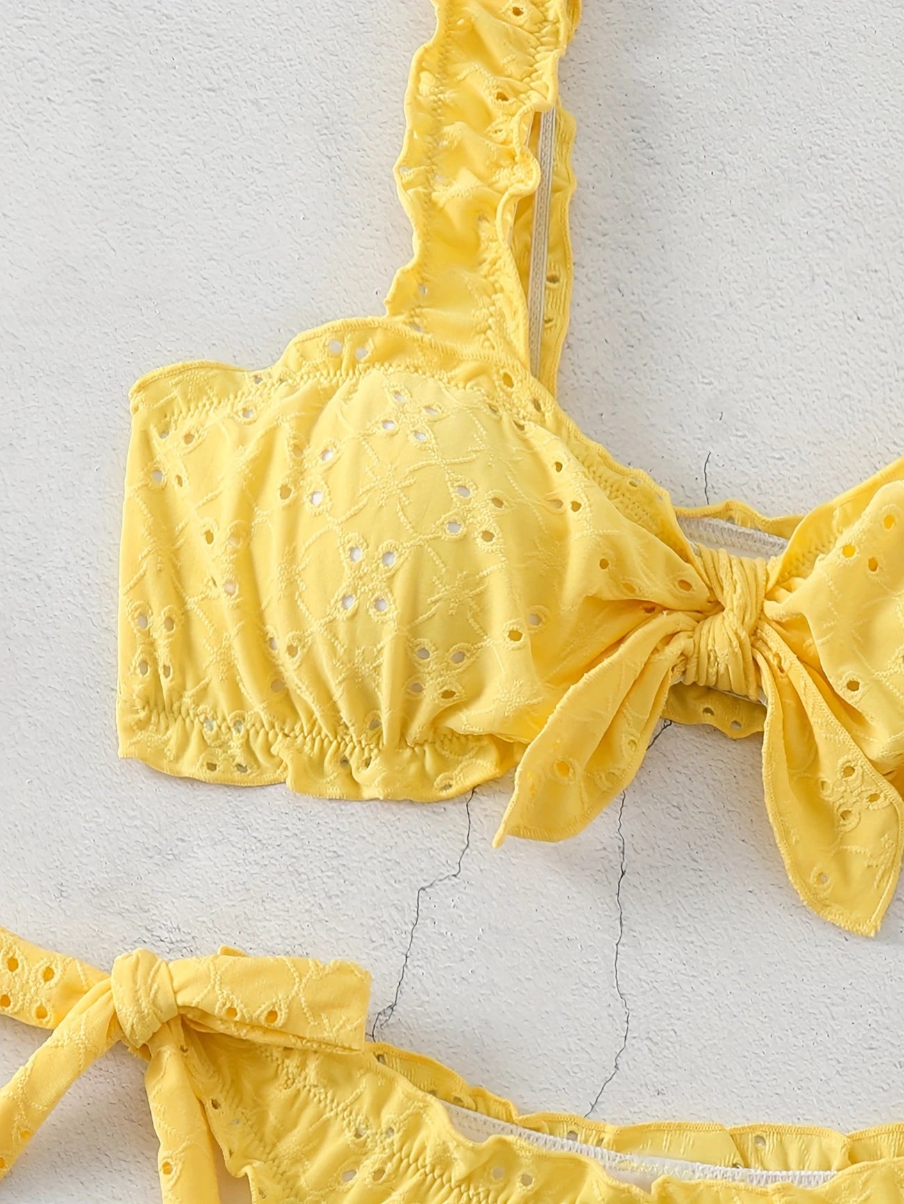 Bikini brodé avec volants – Haut à larges bretelles et culotte nouée ajustable