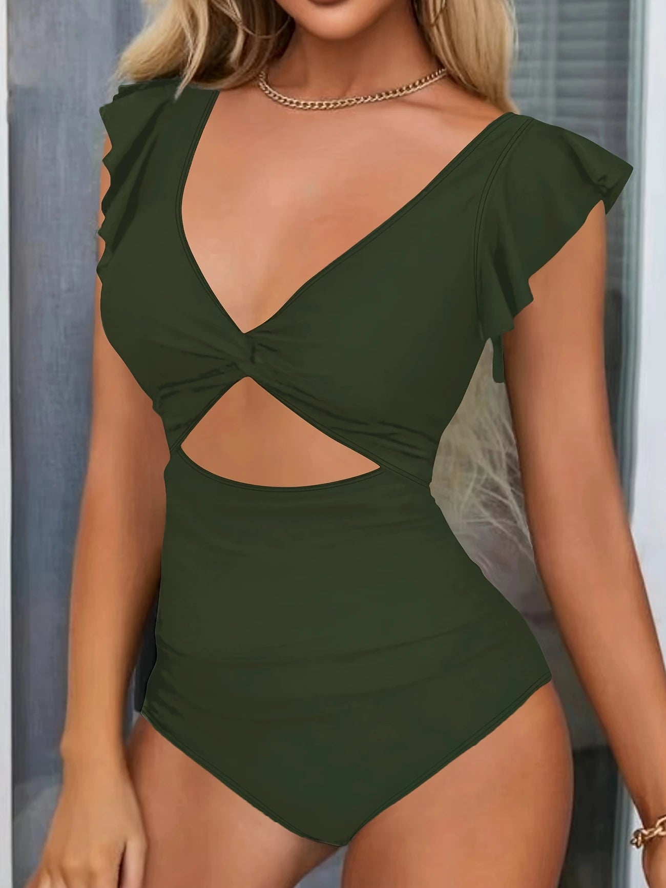 Maillot de bain une pièce tendance à manches volantées et découpe ventre