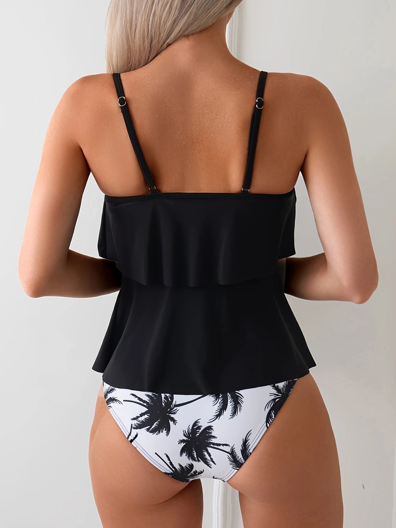 Ensemble Maillot de Bain Femme à Volants – Haut Noir Fluide & Bas Imprimé Tropical Noir et Blanc
