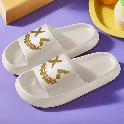 Sandales et pantoufles garçon – Claquettes blanches confort avec imprimé doré tendance