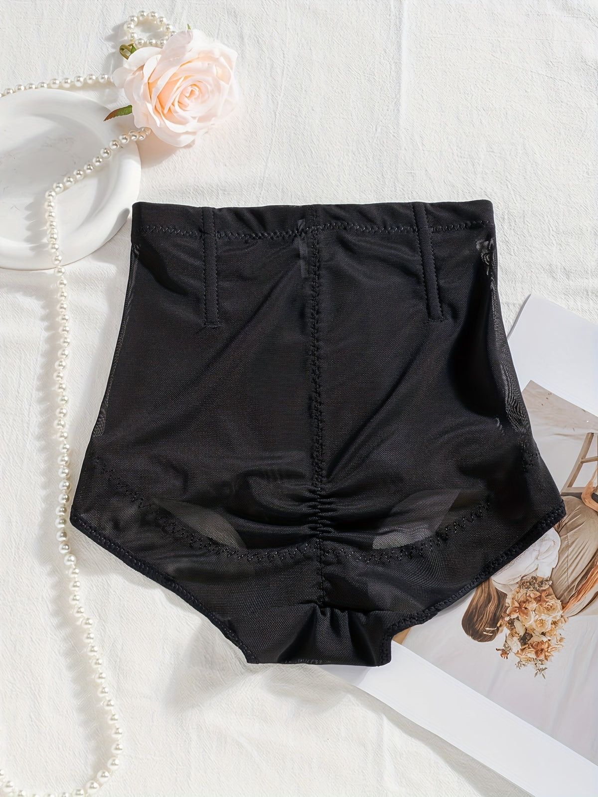 Un body sculptant taille haute boutonnée sur le devant pour femmes