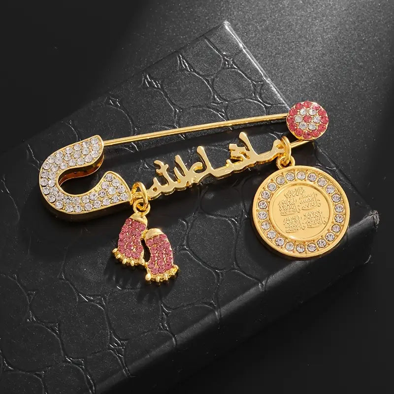 Broche arabe dorée avec strass et pendentifs – Pin’s calligraphie orientale élégante