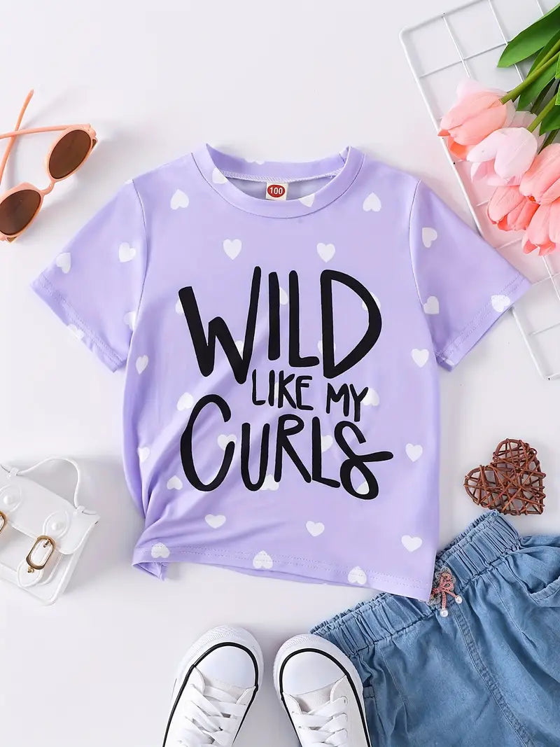 T-shirt Fille Violet à Cœurs – Haut Enfant Message ‘Wild Like My Curls’ Tendance Été