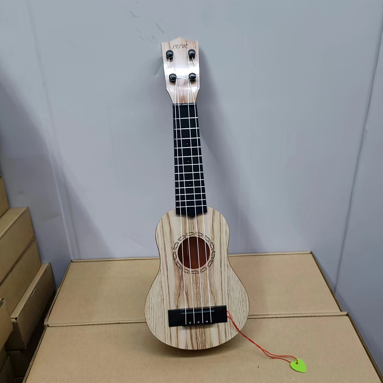 Ukulélé Enfant en Bois avec Rosace Rond/Cœur – Mini Instrument à Cordes Ludique pour Éveil Musical ou Décoration