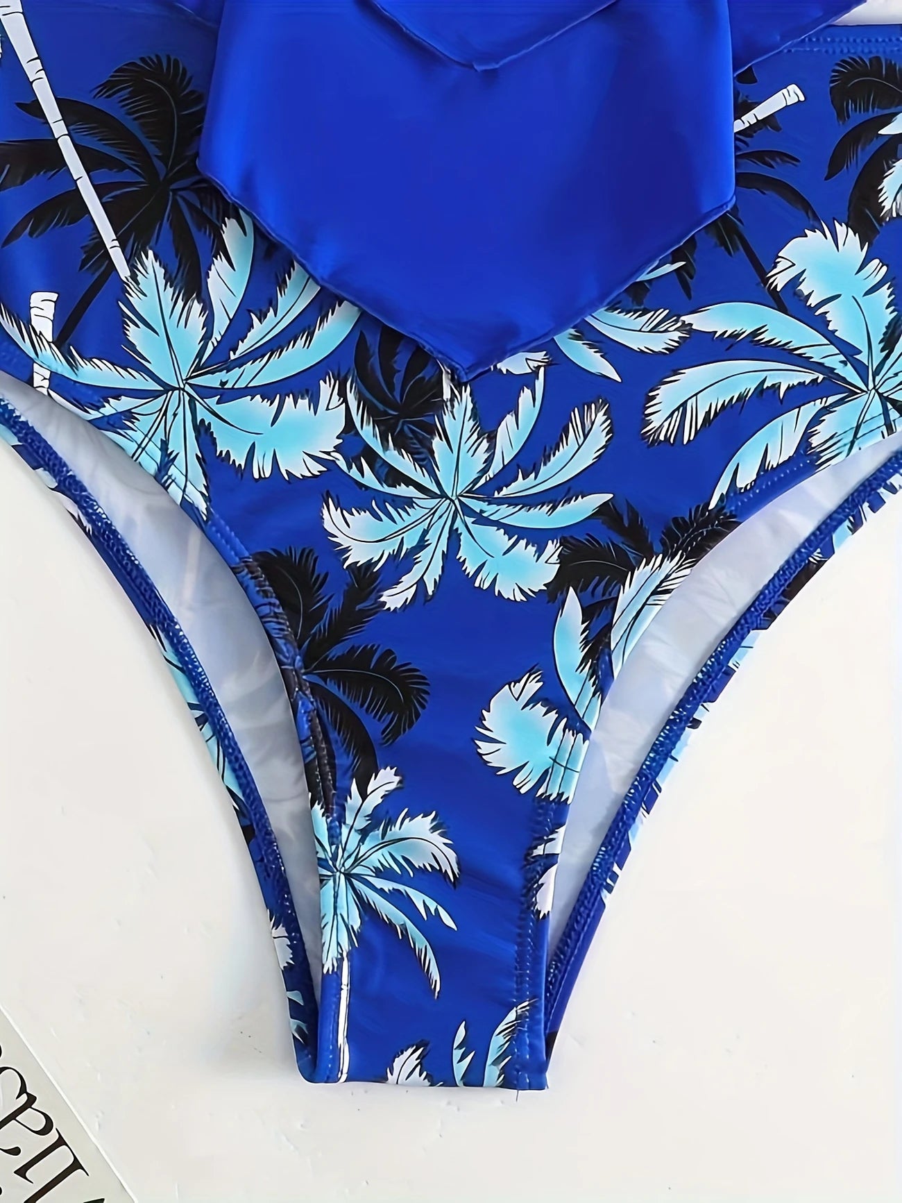 Bikini deux pièces bleu royal – Haut à volants asymétriques & culotte imprimée tropicale