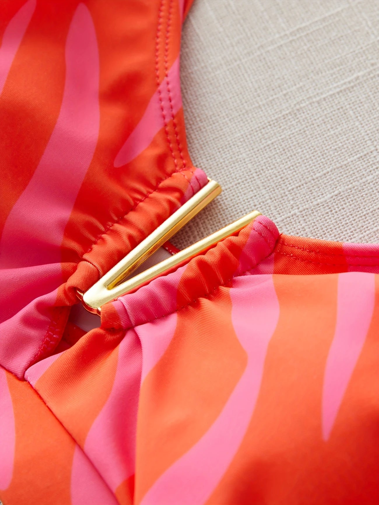 Bikini à volants – Haut élégant avec décolleté doré et culotte nouée avec grand nœud