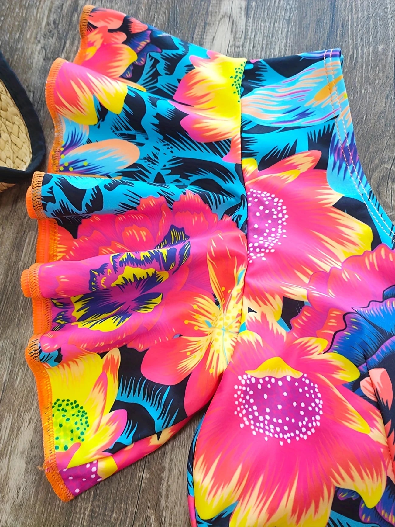 Bikini 2 pièces tropical avec manches à volants – Haut crop à décolleté plongeant et culotte taille moyenne