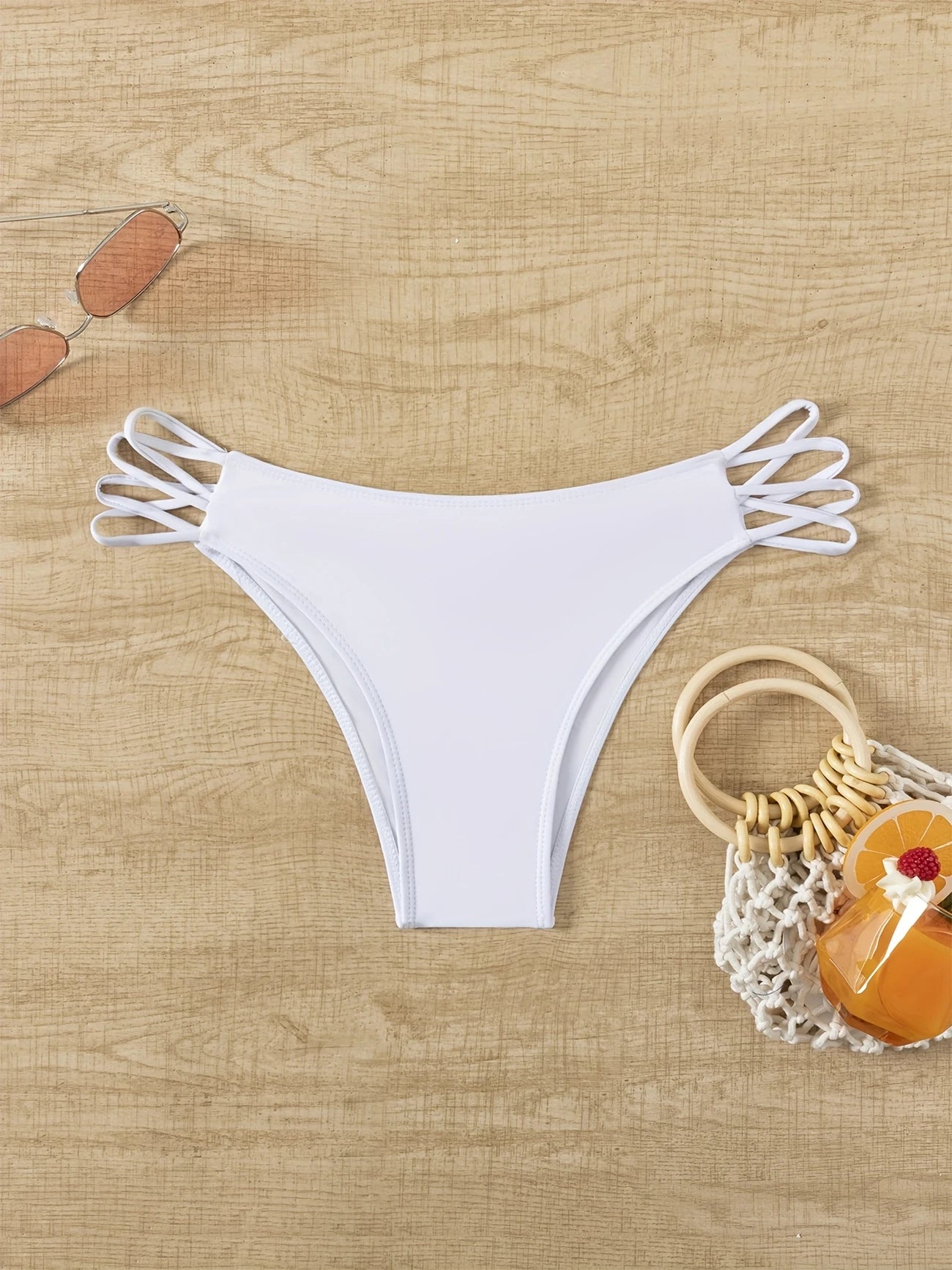 Bas de bikini échancré à brides multiples – Coupe sexy et minimaliste pour un look de plage stylé