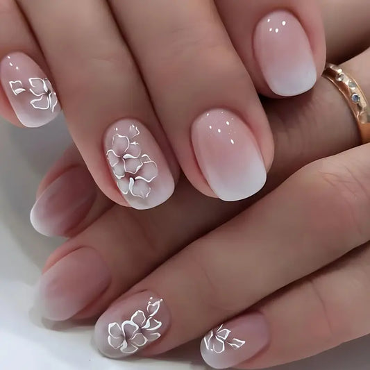 Faux Ongles Dégradé Rose Nude avec Fleurs 3D Blanches – Élégance Naturelle pour Manucure Chic