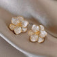 Boucles d’oreilles femme fleur dorée et nacrée – Bijoux élégants avec strass brillants
