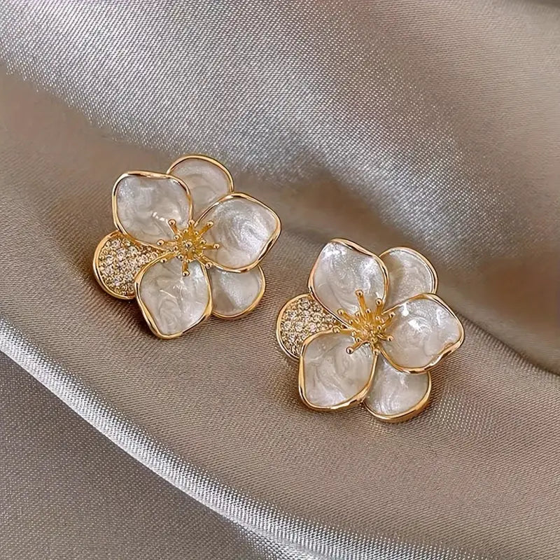 Boucles d’oreilles femme fleur dorée et nacrée – Bijoux élégants avec strass brillants