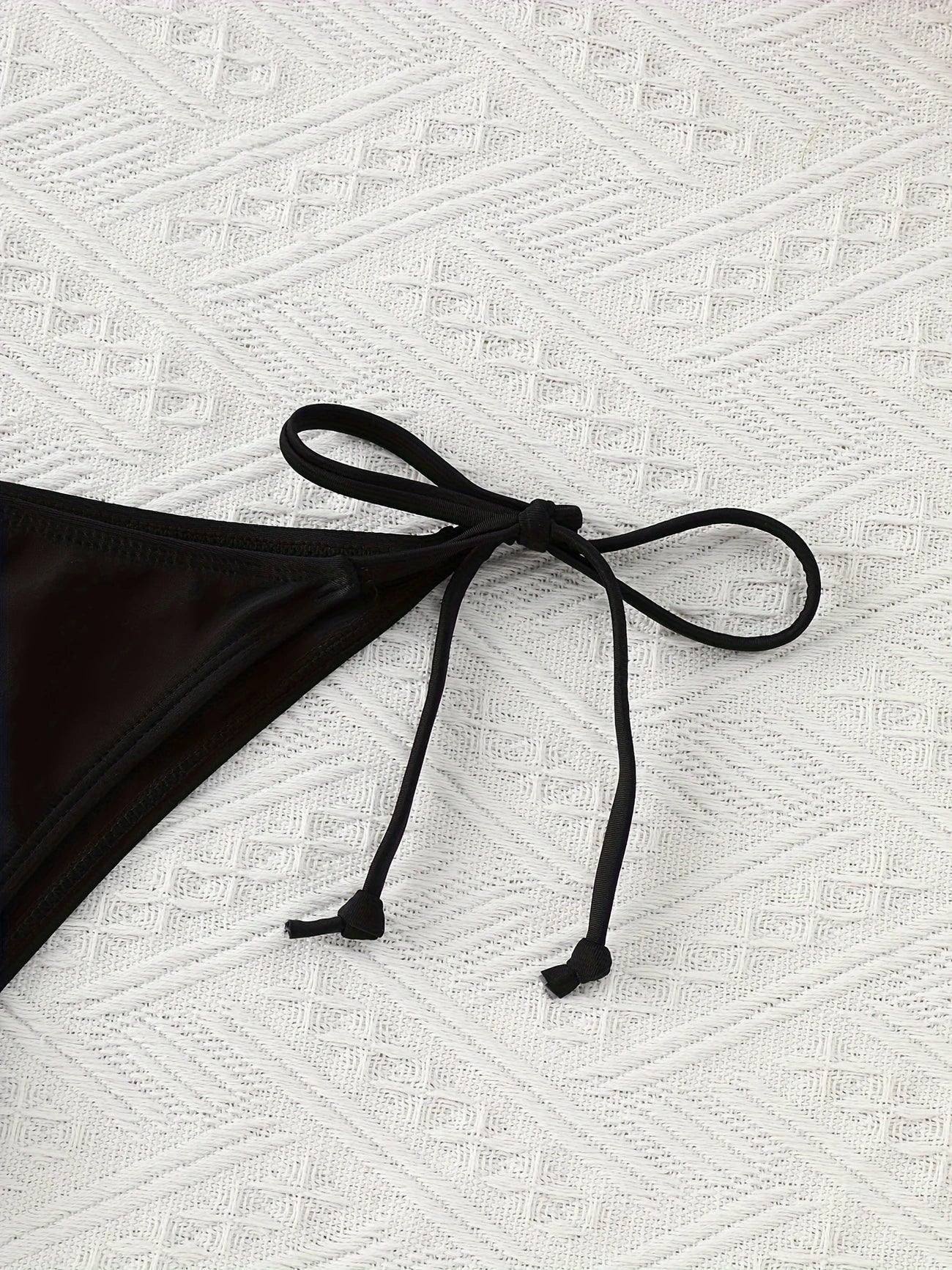 Bikini Triangle Noir à Nouer – L’Indispensable Élégant de l’Été