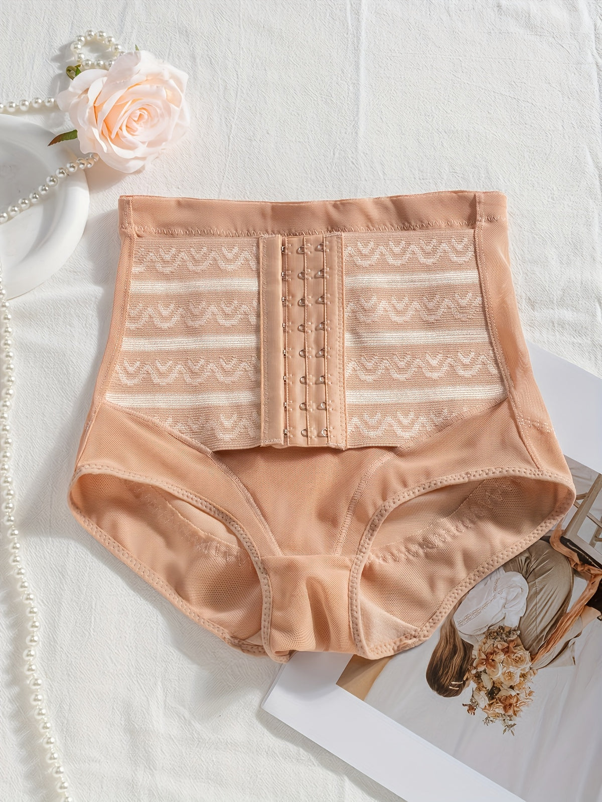 Un body sculptant taille haute boutonnée sur le devant pour femmes