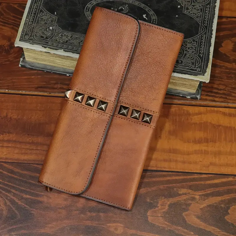 Portefeuille femme en cuir marron – Design élégant avec clous décoratifs
