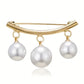 Épingle décorative femme dorée avec perles blanches – Accessoire chic pour vêtements et manteaux