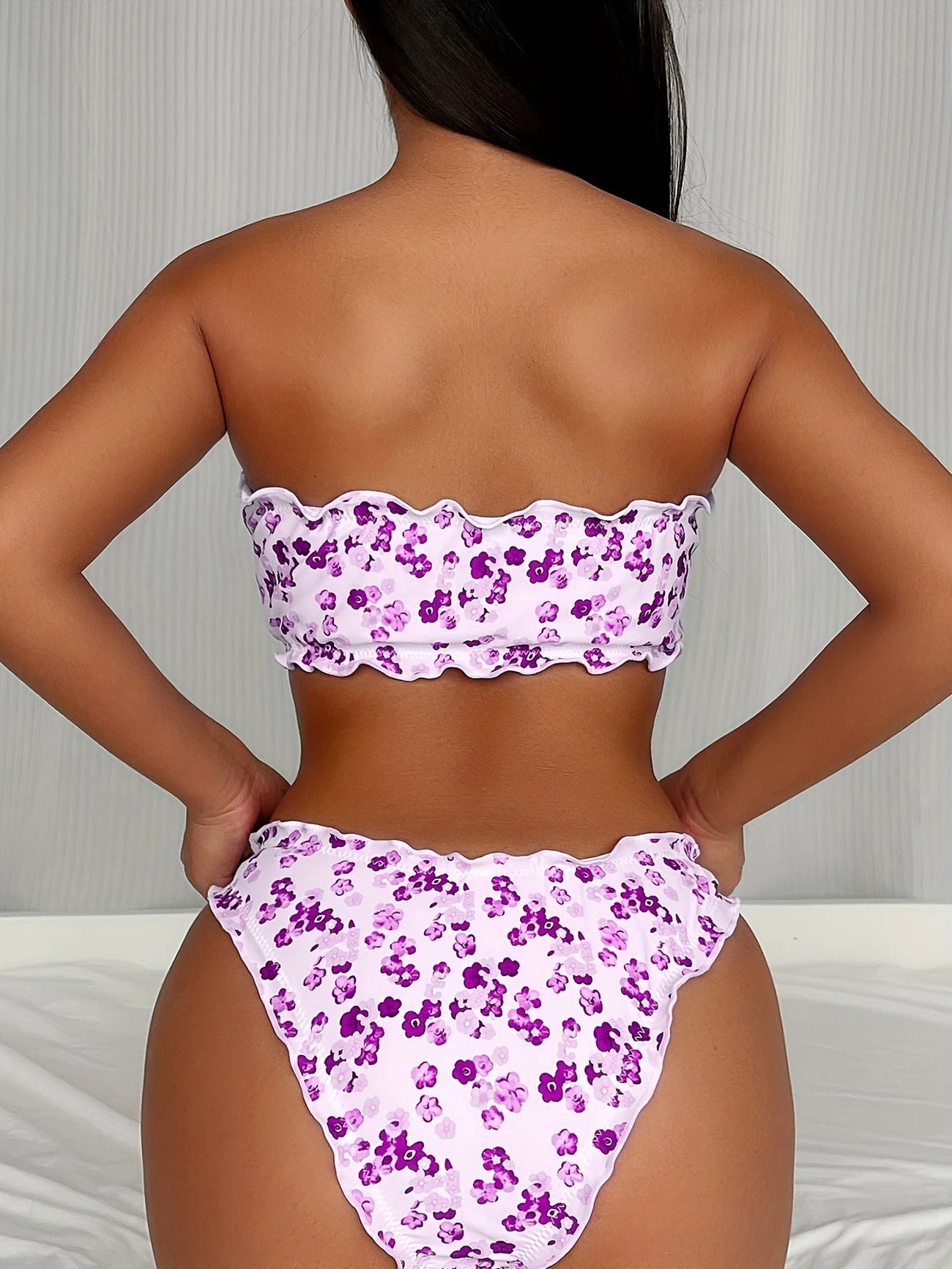 Bikini bandeau à volants avec imprimé fleuri – Style romantique et coupe échancrée
