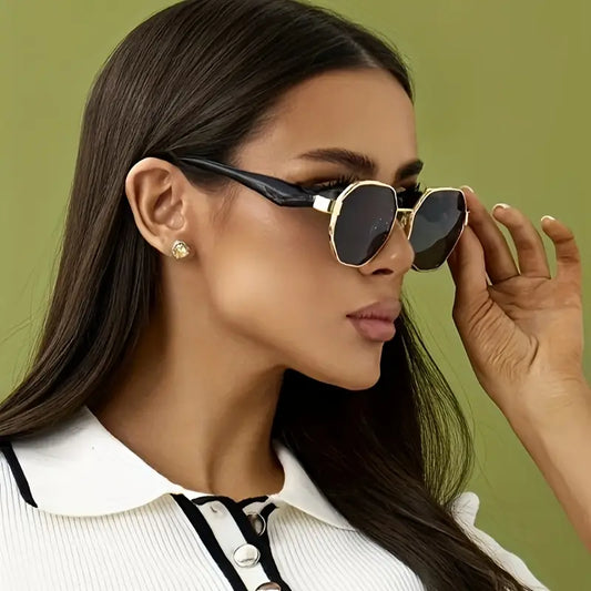 Lunettes de soleil femme chic – Monture noire et dorée, verres teintés UV400