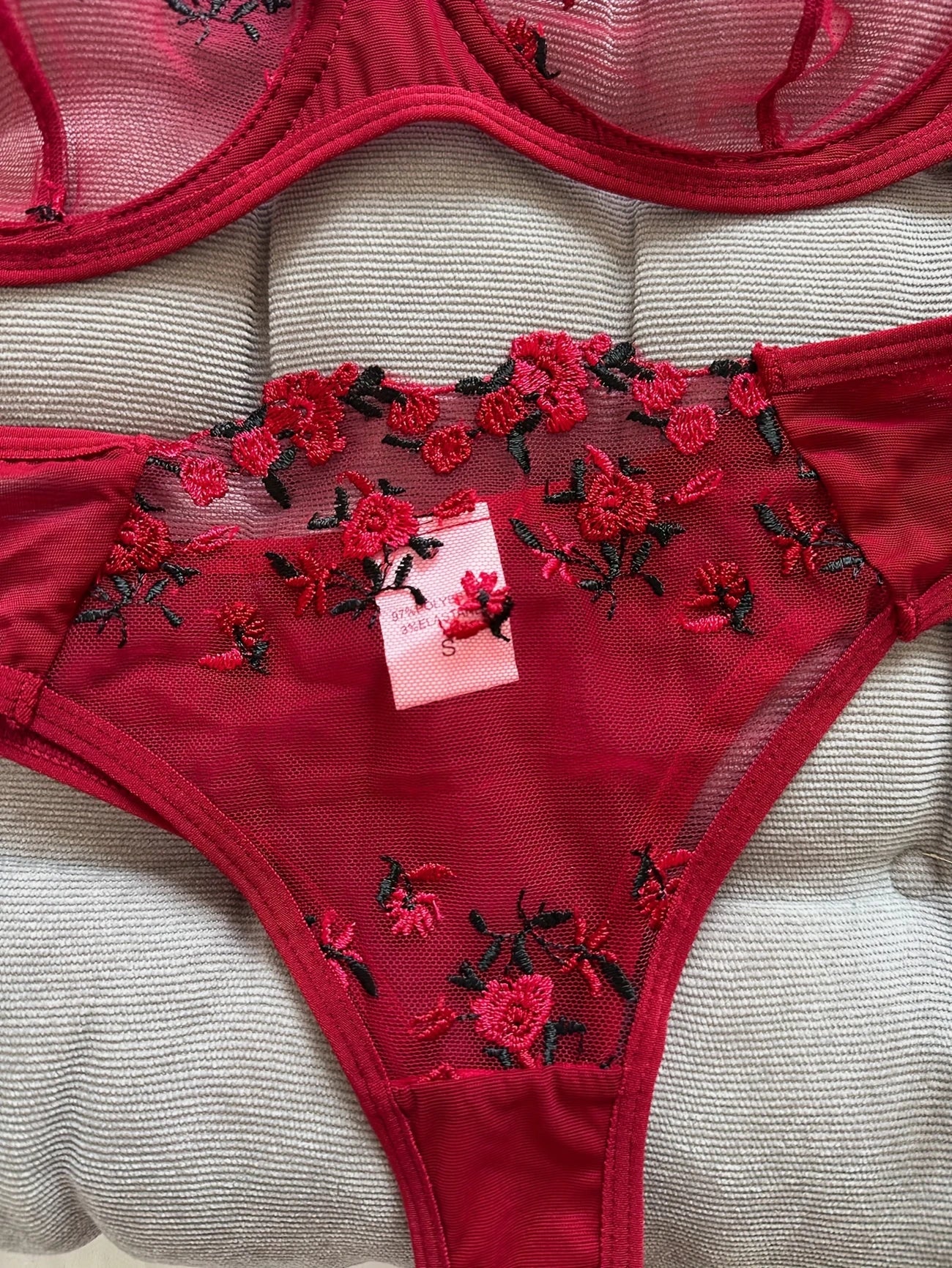Ensemble Lingerie Sexy Femme en Dentelle Transparente – Soutien-Gorge à Armatures et Tanga Fleurs Brodées