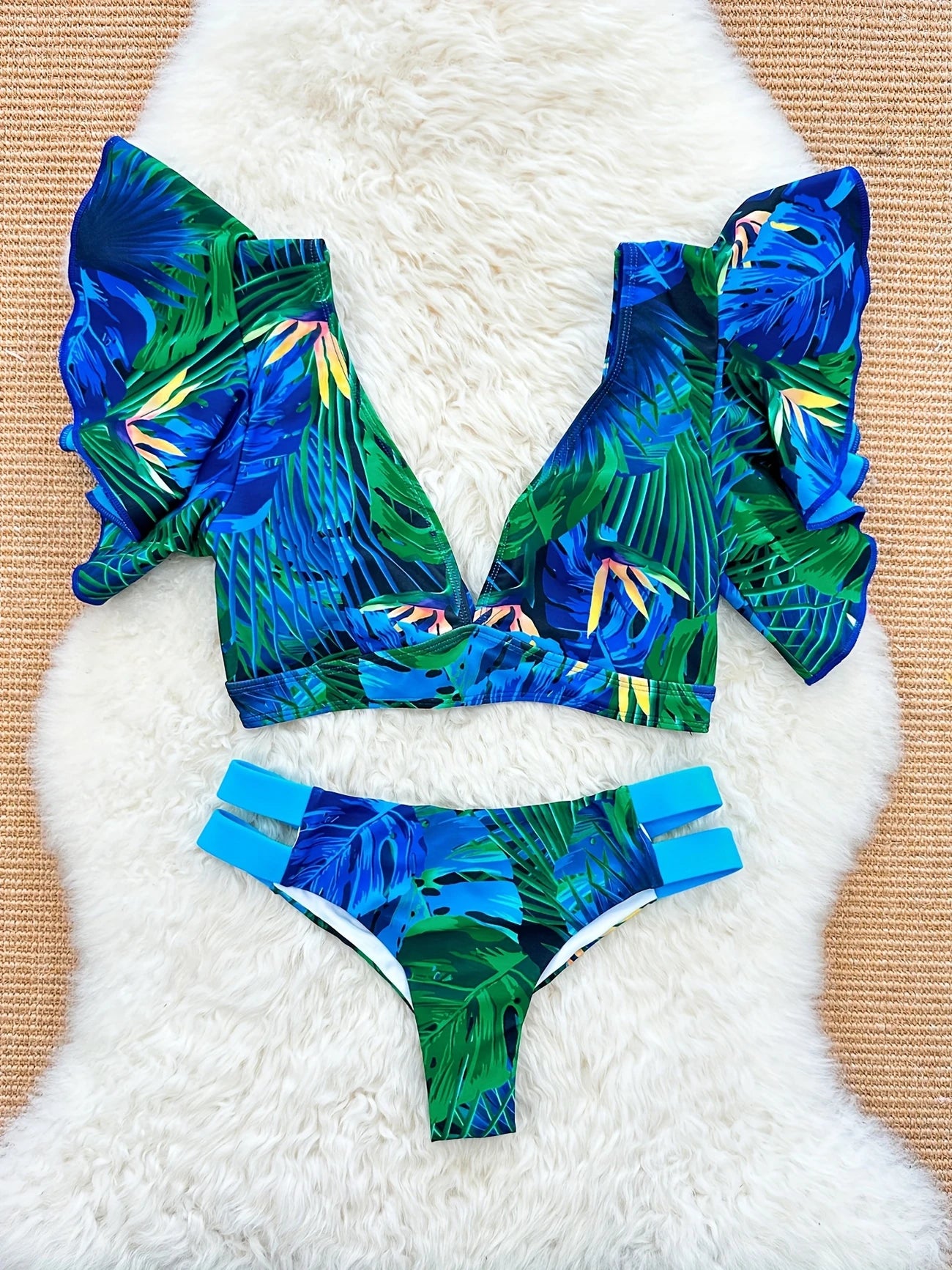 Bikini 2 pièces tropical avec manches à volants – Haut crop à décolleté plongeant et culotte taille moyenne