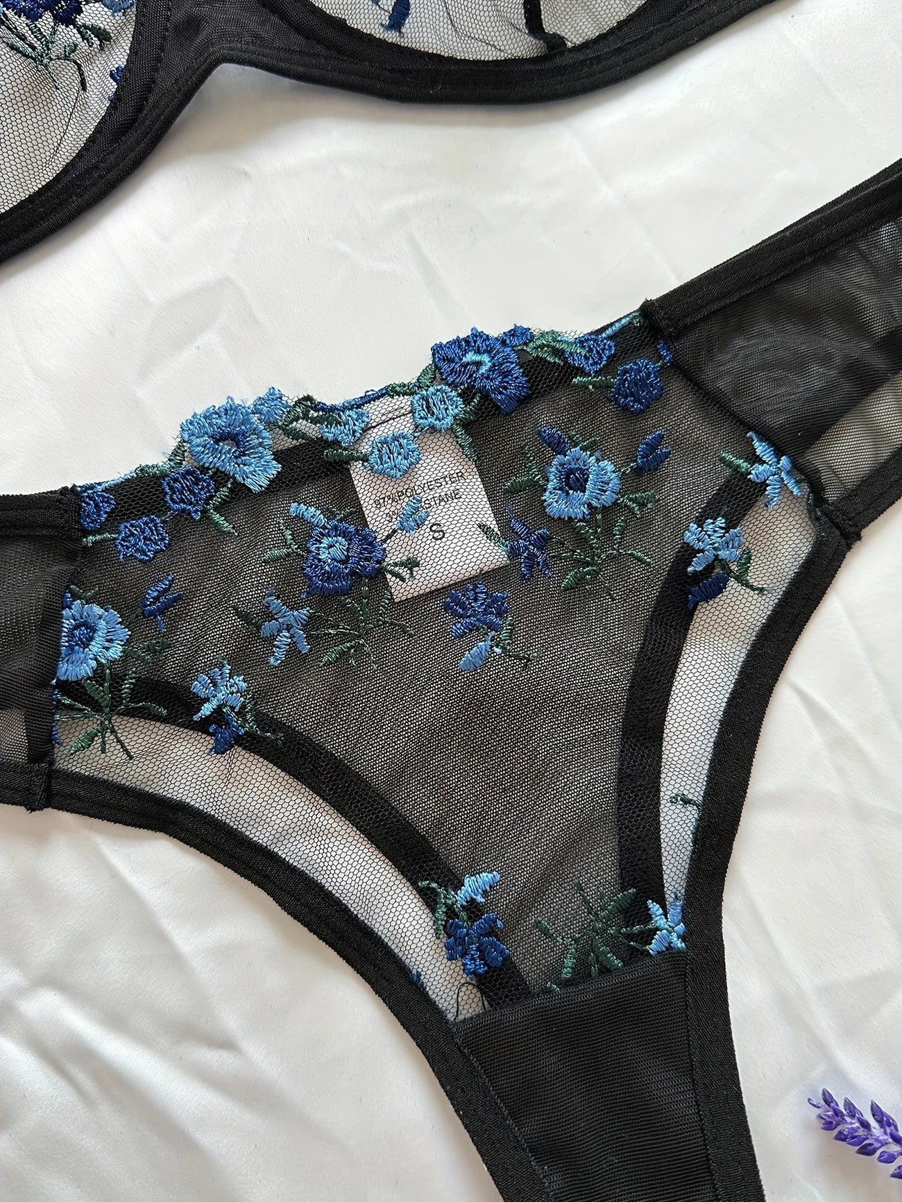 Ensemble Lingerie Sexy Femme en Dentelle Transparente – Soutien-Gorge à Armatures et Tanga Fleurs Brodées