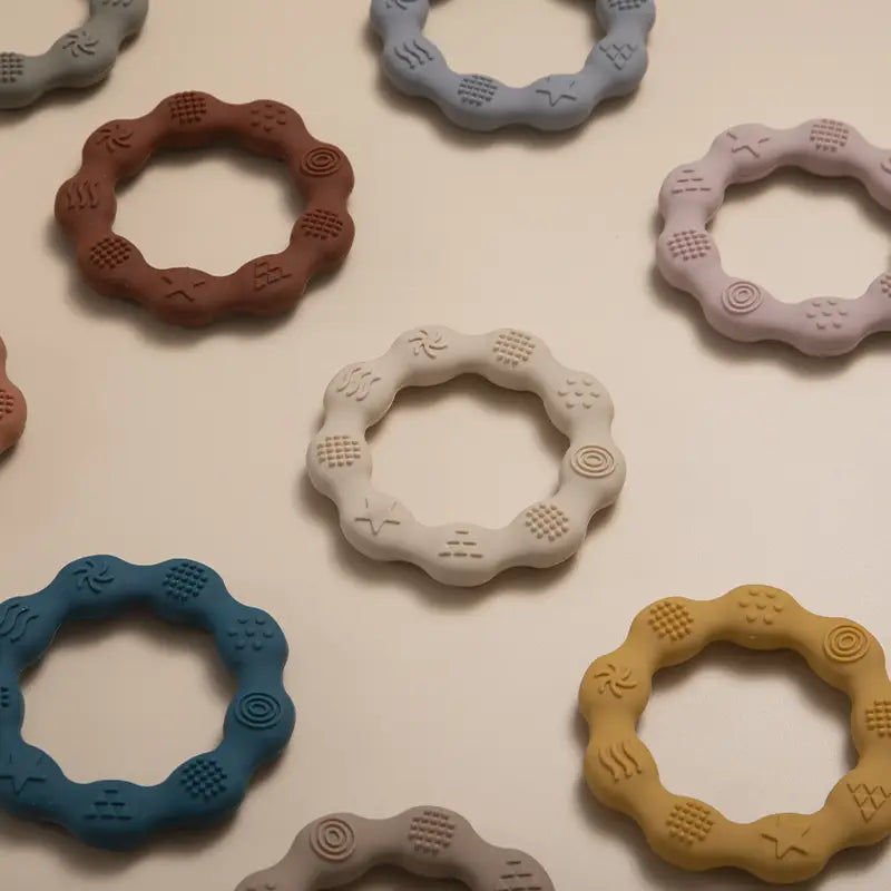 Anneaux sensoriels bébé en silicone – Jouets d’éveil colorés à textures variées pour motricité et dentition