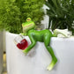 Statuette grenouille décorative avec verre de vin – Sculpture de jardin humoristique et originale