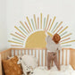 Sticker mural soleil bohème – Déco murale colorée pour chambre d’enfant, crèche ou espace de jeu