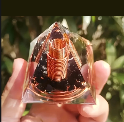 Pyramide Orgonite en cuivre et résine – Énergie protectrice et décoration spirituelle