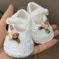 Chaussons bébé fille tricotés blancs avec fleurs – Chaussures de naissance élégantes