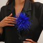 Broche fleur en plumes vertes – Accessoire de costume chic et élégant pour femme