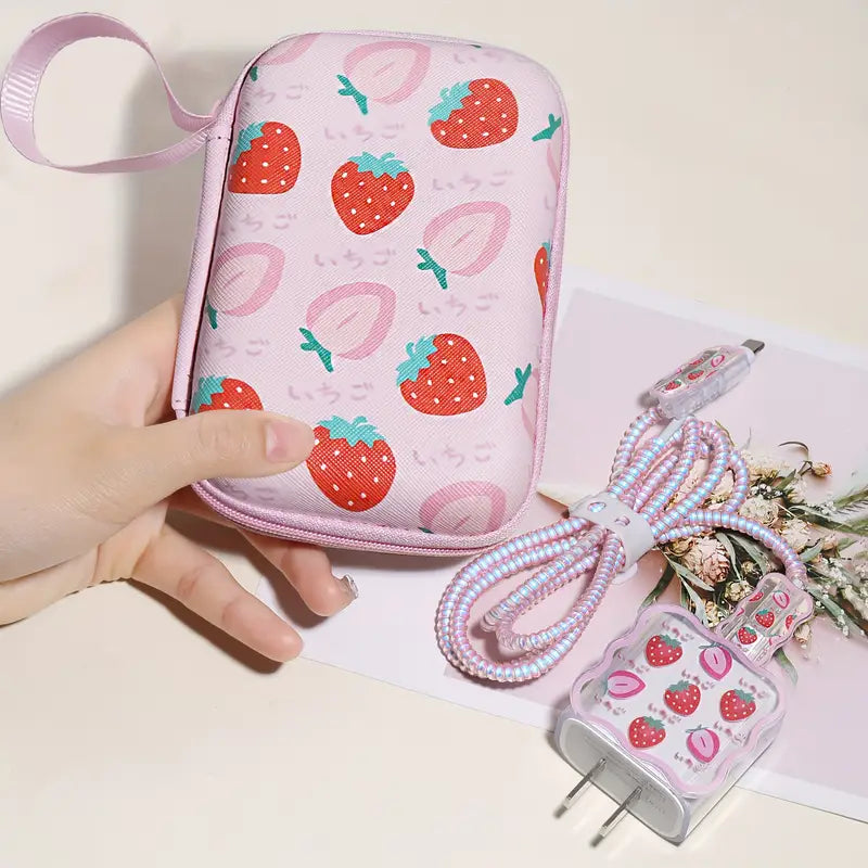 Chargeur Rapide avec Étui de Rangement Motif Fraise – Câble USB Résistant et Design Kawaii