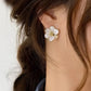Boucles d’oreilles femme fleur dorée et nacrée – Bijoux élégants avec strass brillants