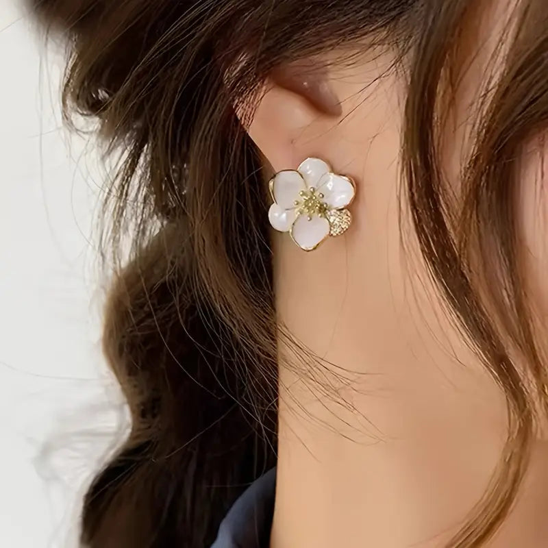 Boucles d’oreilles femme fleur dorée et nacrée – Bijoux élégants avec strass brillants