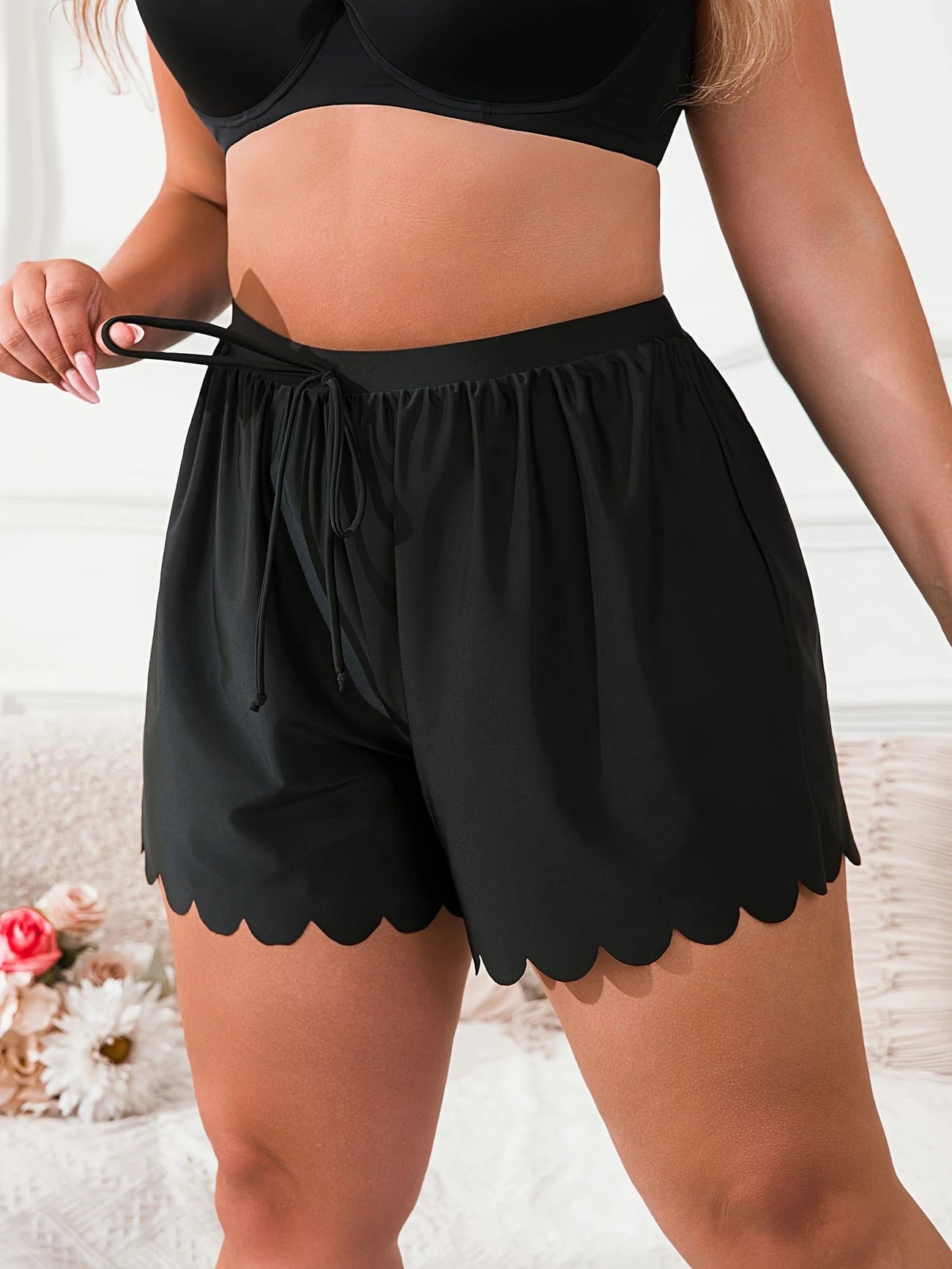 Short de bain noir à bords festonnés – Taille haute, ajustable et ultra confortable pour femme pulpeuse