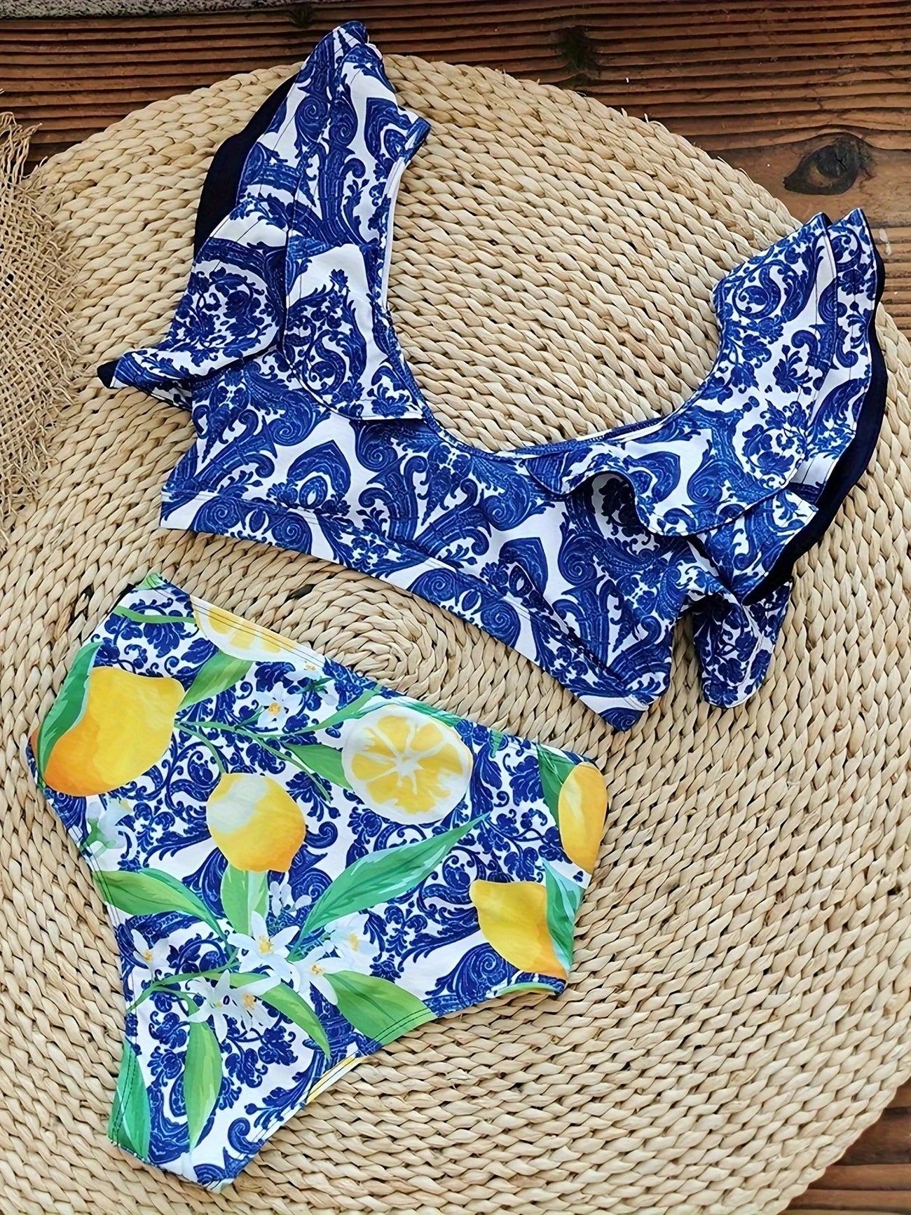 Bikini à volants – Haut élégant avec décolleté doré et culotte nouée avec grand nœud