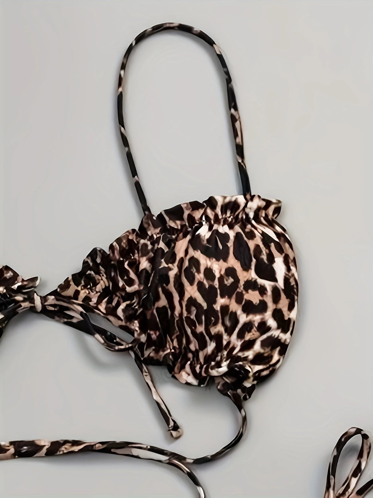 Bikini triangle à nouer avec imprimé tendance – Haut froncé et bas échancré réglable