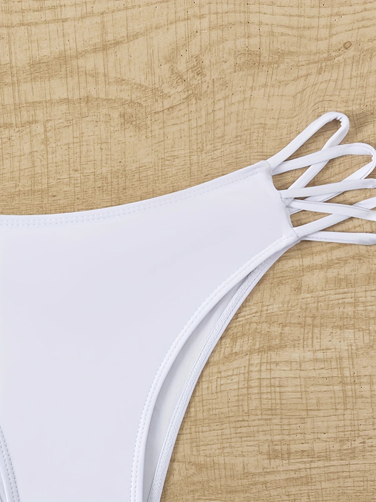 Bas de bikini échancré à brides multiples – Coupe sexy et minimaliste pour un look de plage stylé