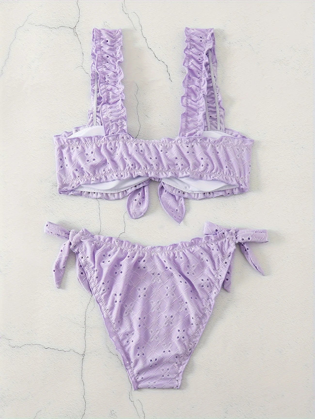 Bikini brodé avec volants – Haut à larges bretelles et culotte nouée ajustable