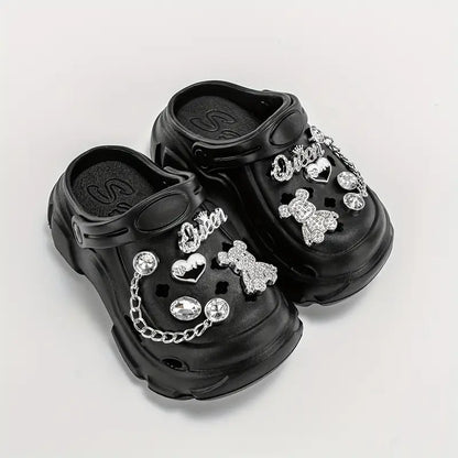 Sabots garçon blancs avec décorations – Mules tendance et confortables pour l’été