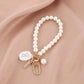 Porte-clés femme perles élégantes – Breloque chic avec pendentif nacre et doré