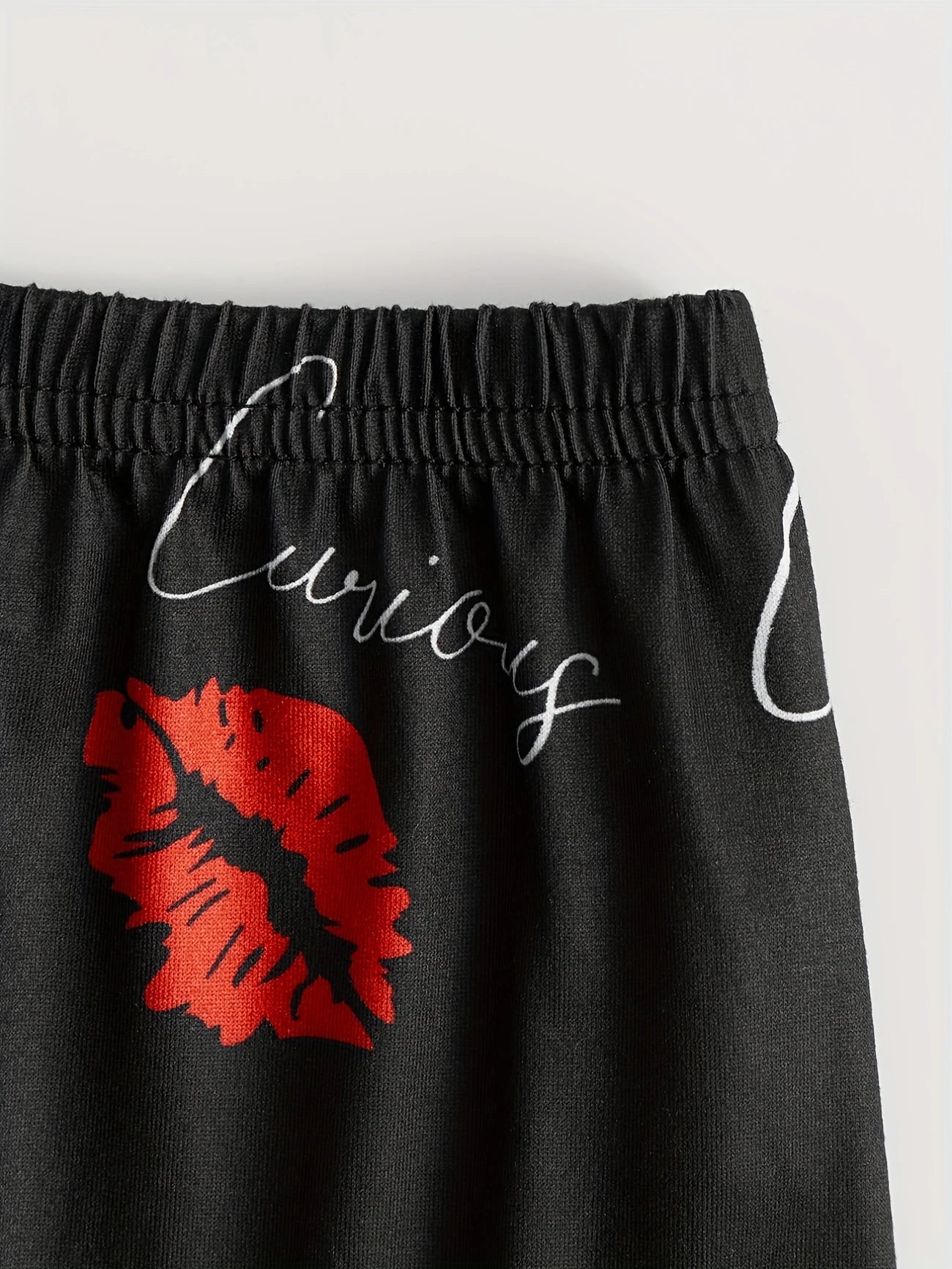 Pyjama Femme Sexy Noir à Bretelles – Ensemble 2 Pièces Motif Baiser & Curious, Look Tendance pour la Nuit