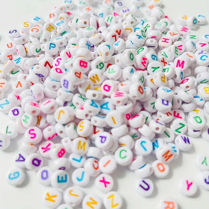 Perles Alphabet Lettres A-Z – Perles Rondes Blanches Multicolores pour Bracelets DIY et Création de Bijoux Personnalisés