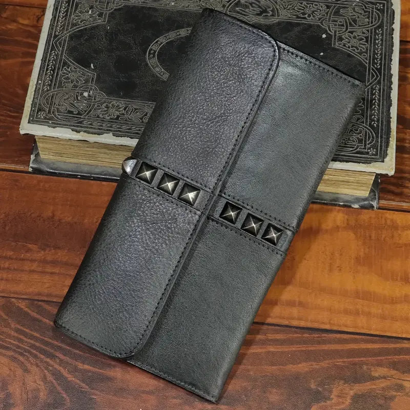 Portefeuille femme en cuir marron – Design élégant avec clous décoratifs