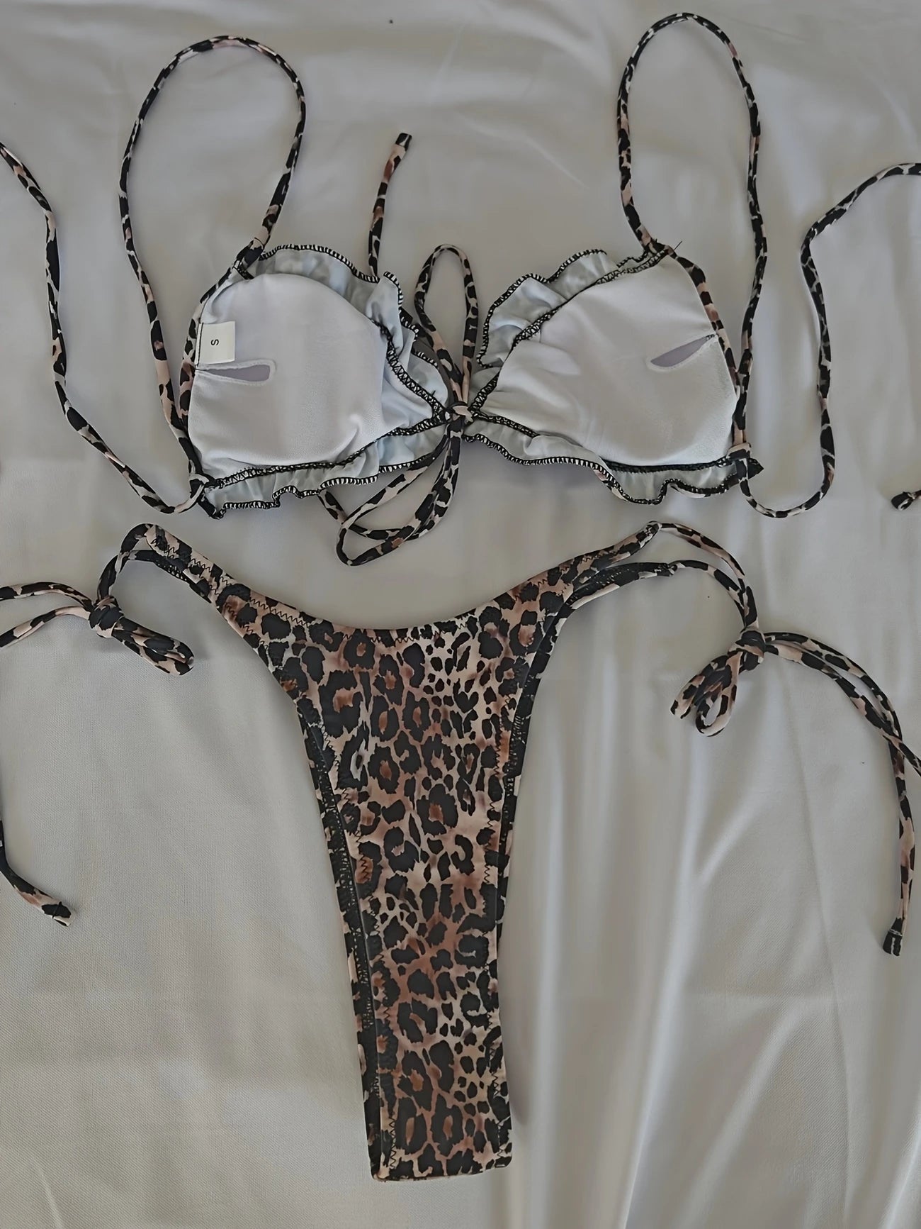 Bikini triangle à nouer avec imprimé tendance – Haut froncé et bas échancré réglable