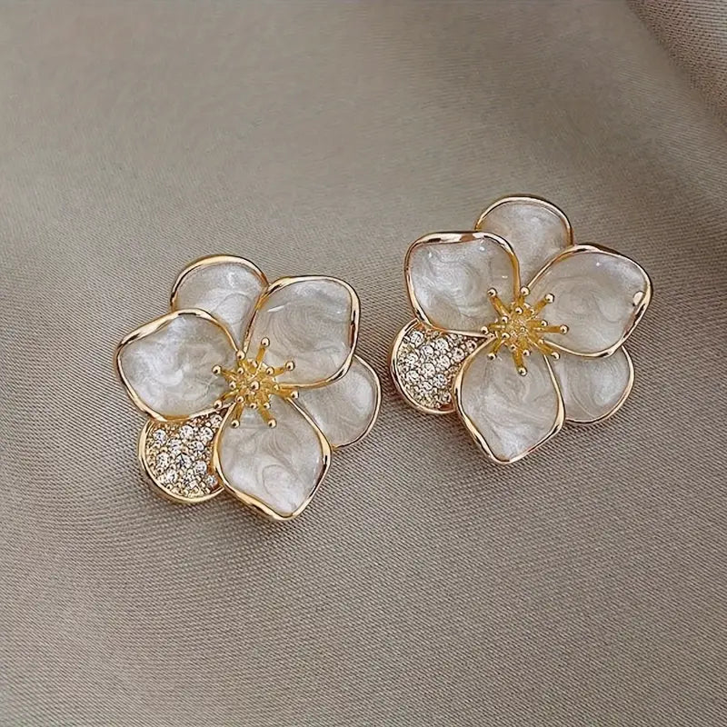 Boucles d’oreilles femme fleur dorée et nacrée – Bijoux élégants avec strass brillants